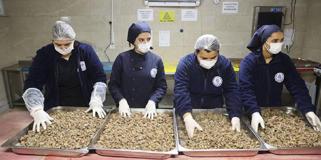 Öğrenci ellerinden sofralara: Her gün 5000 kişilik iftarlık hazırlıyorlar 5